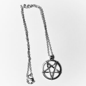 Colgante de pentagrama satánico con cadena
