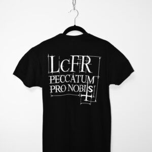 Camiseta manga corta con mensaje: Satanas Te Cuida en el pecho y mensaje LCFR en la espalda