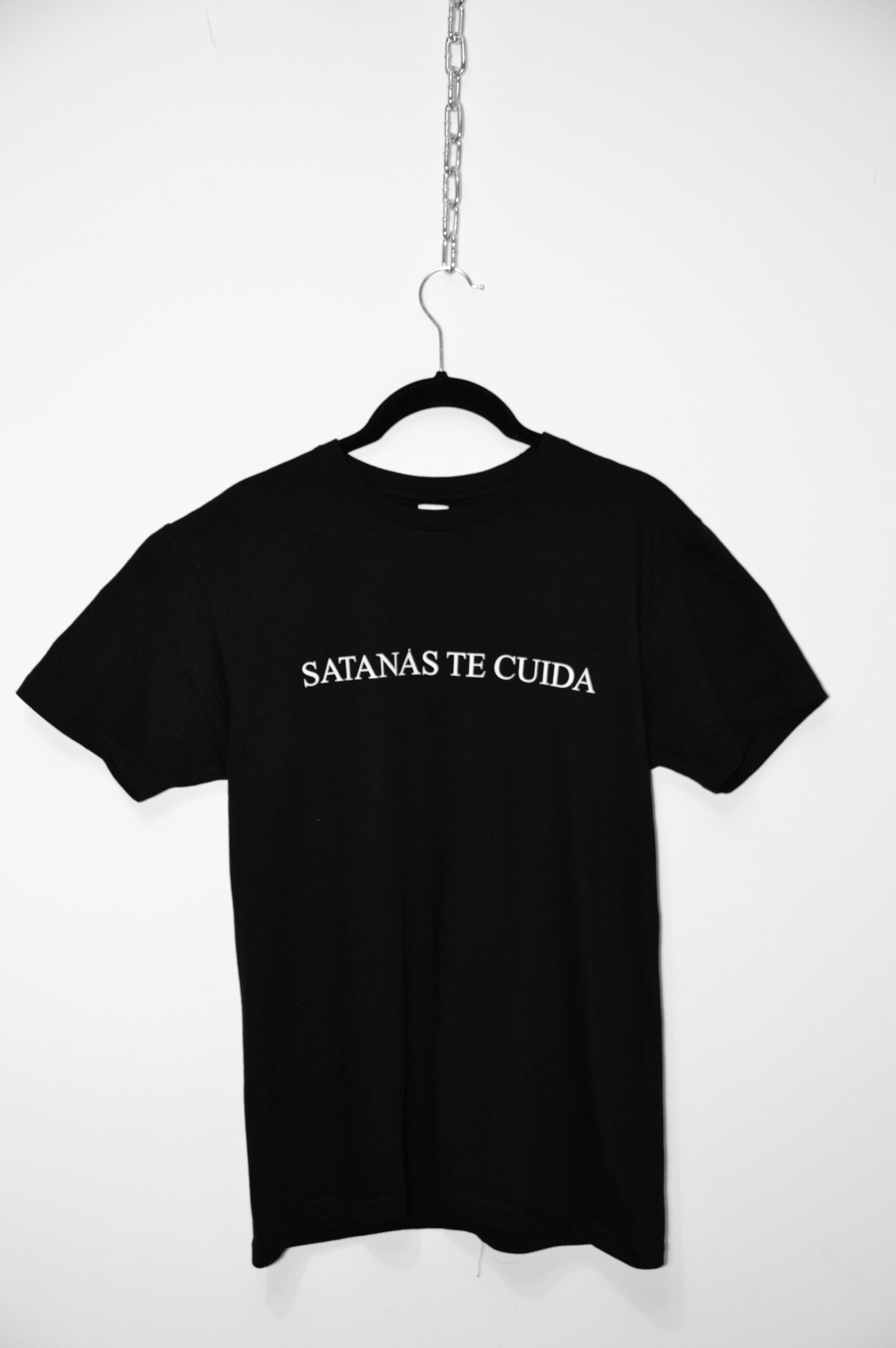 Camiseta manga corta con mensaje: Satanas Te Cuida en linea en el pecho - Imagen 4