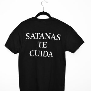 Camiseta manga corta con mensaje: Satanás Te Cuida en Linea en el pecho y en grande en la espalda