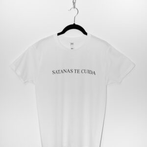 Camiseta manga corta con mensaje: Satanas Te Cuida en linea en el pecho