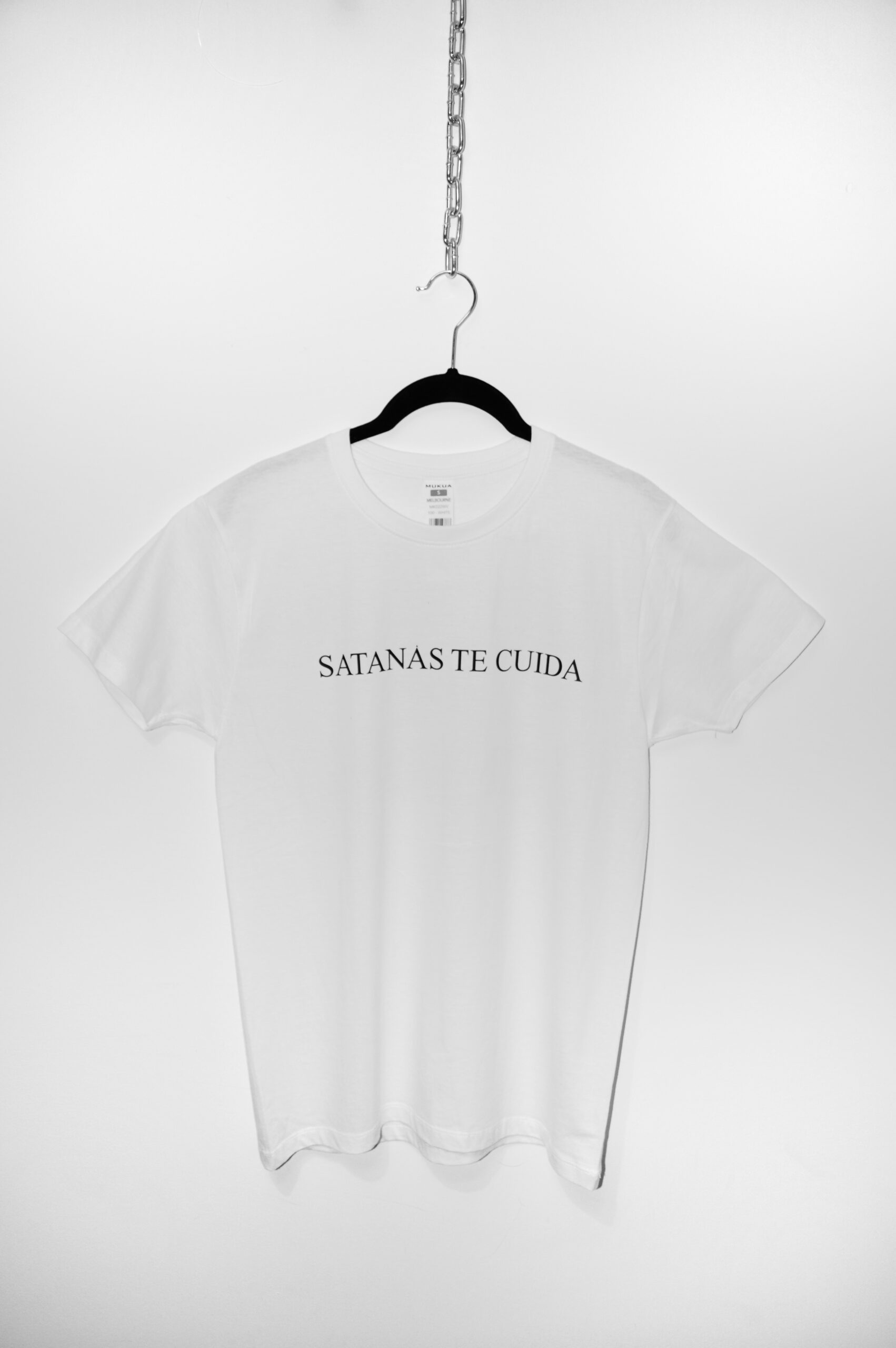 Camiseta manga corta con mensaje: Satanas Te Cuida en linea en el pecho