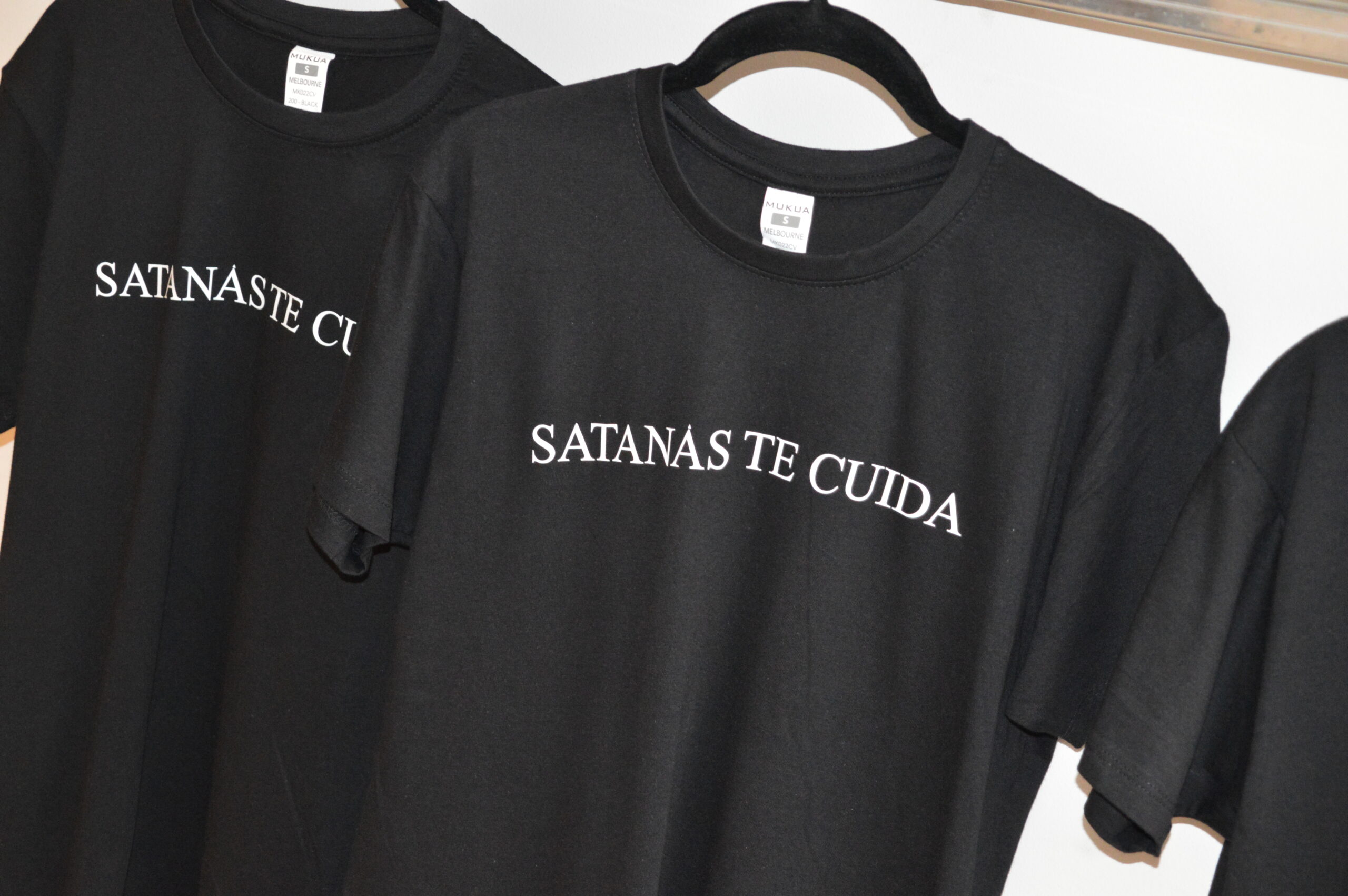 Camiseta manga corta con mensaje: Satanas Te Cuida en linea en el pecho - Imagen 5