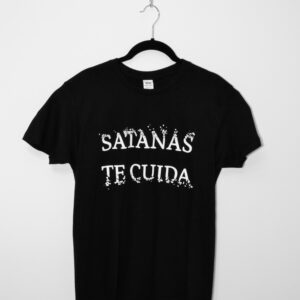 Camiseta manga corta con mensaje: Satanás te cuida desgastado en el pecho