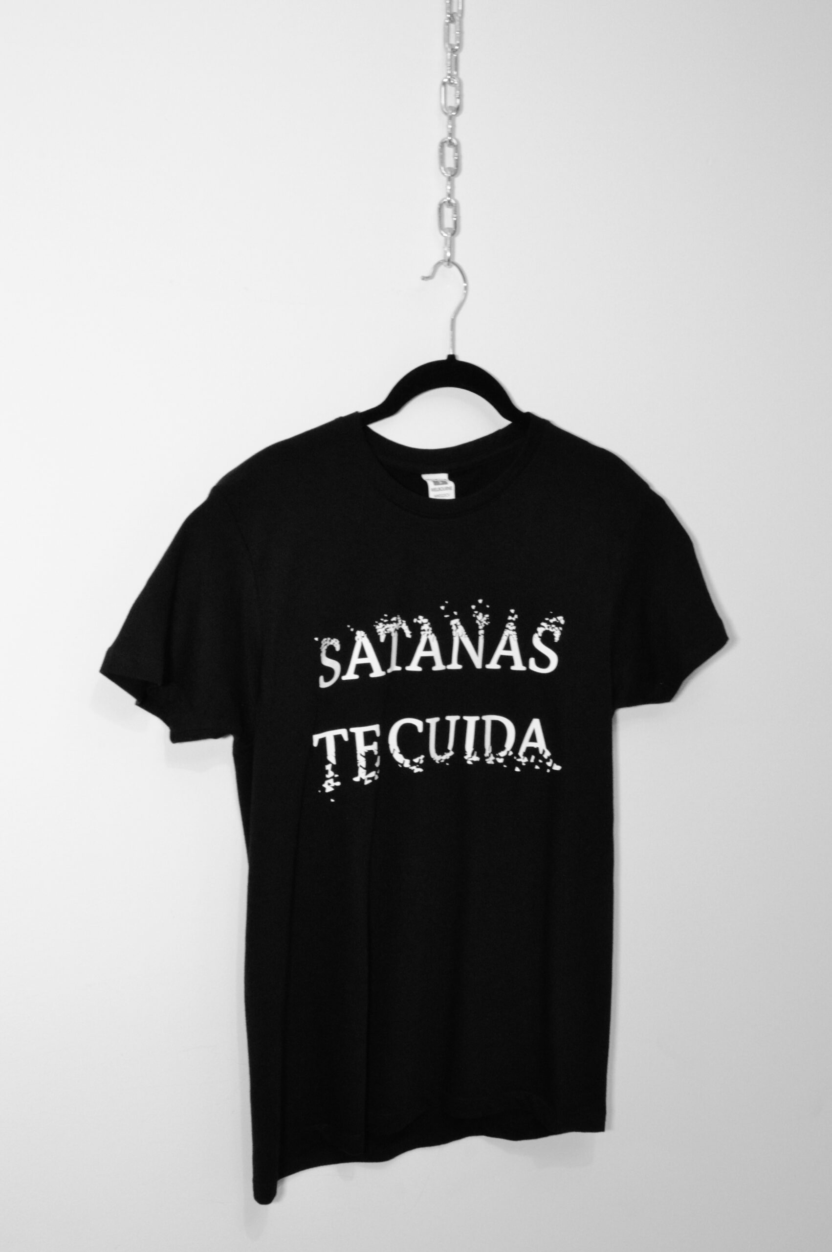 Camiseta manga corta con mensaje: Satanás te cuida desgastado en el pecho - Imagen 3