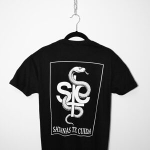 Camiseta manga corta con mensaje: Satanás Te Cuida en linea en el pecho y diseño serpiente en la espalda