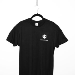 Camiseta manga corta con logo discreto + Satanás Te Cuida en lateral izquierdo