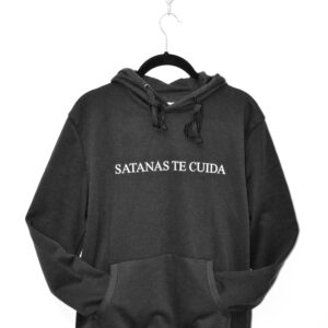 Sudadera con capucha con mensaje: Satanas Te Cuida en linea en el pecho