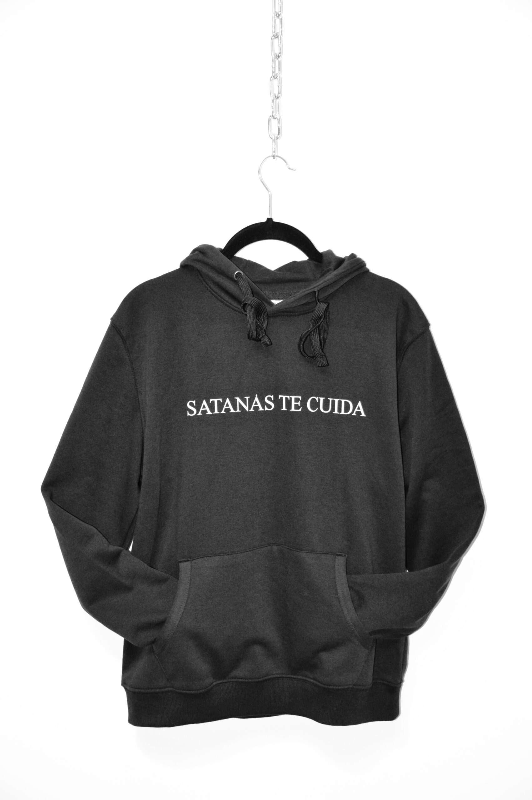 Sudadera con capucha con mensaje: Satanas Te Cuida en linea en el pecho - Imagen 2