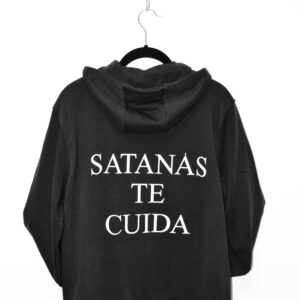 Sudadera con capucha con mensaje: Satanás Te Cuida en linea en el pecho y en grande en la espalda