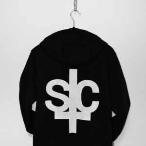 Sudadera con capucha con mensaje: Satanas Te Cuida en el pecho y logo STC en la espalda