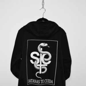 Sudadera con capucha con mensaje: Satanás Te Cuida en linea en el pecho y diseño serpiente en la espalda