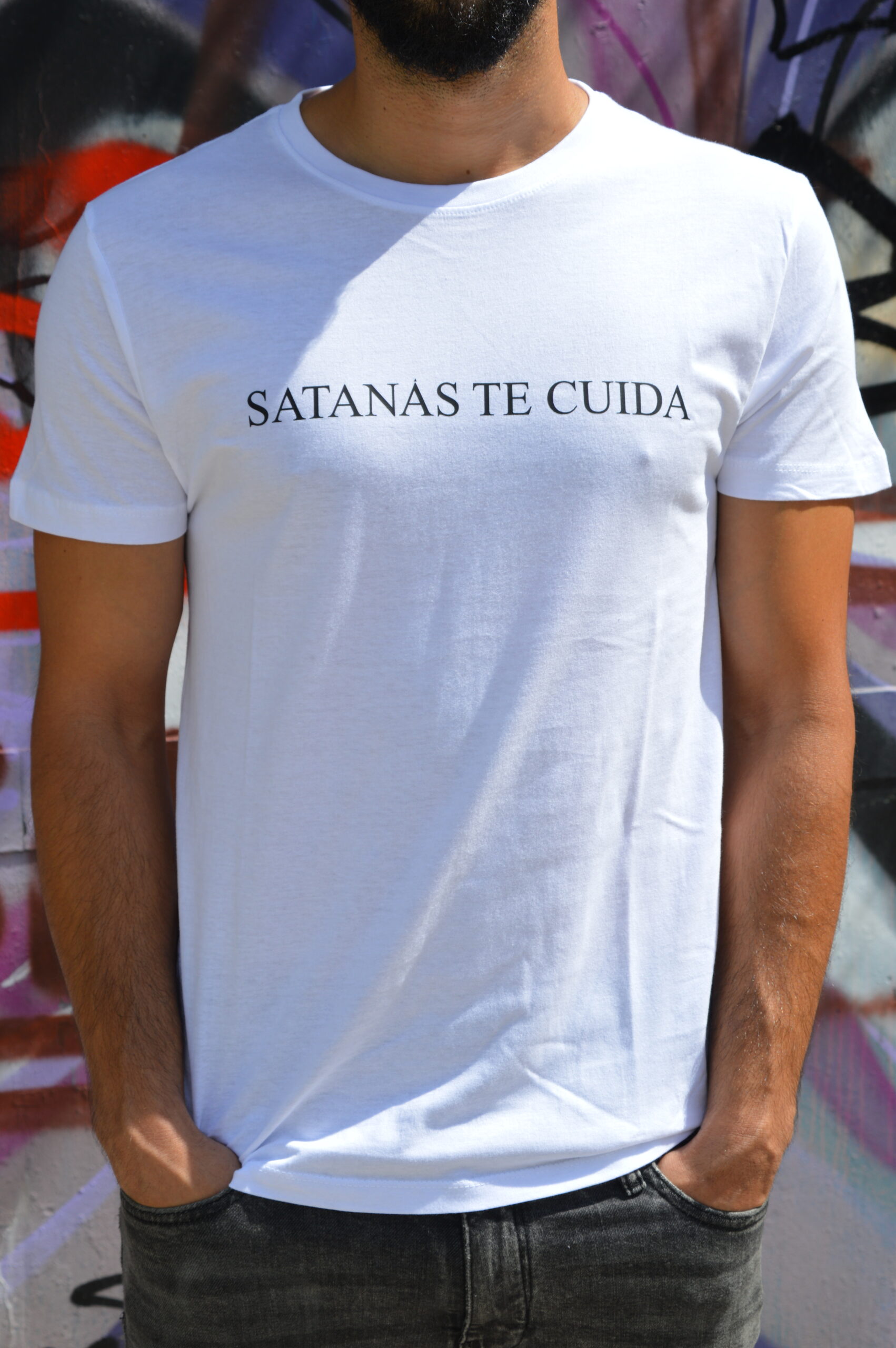 Camiseta manga corta con mensaje: Satanas Te Cuida en linea en el pecho - Imagen 2