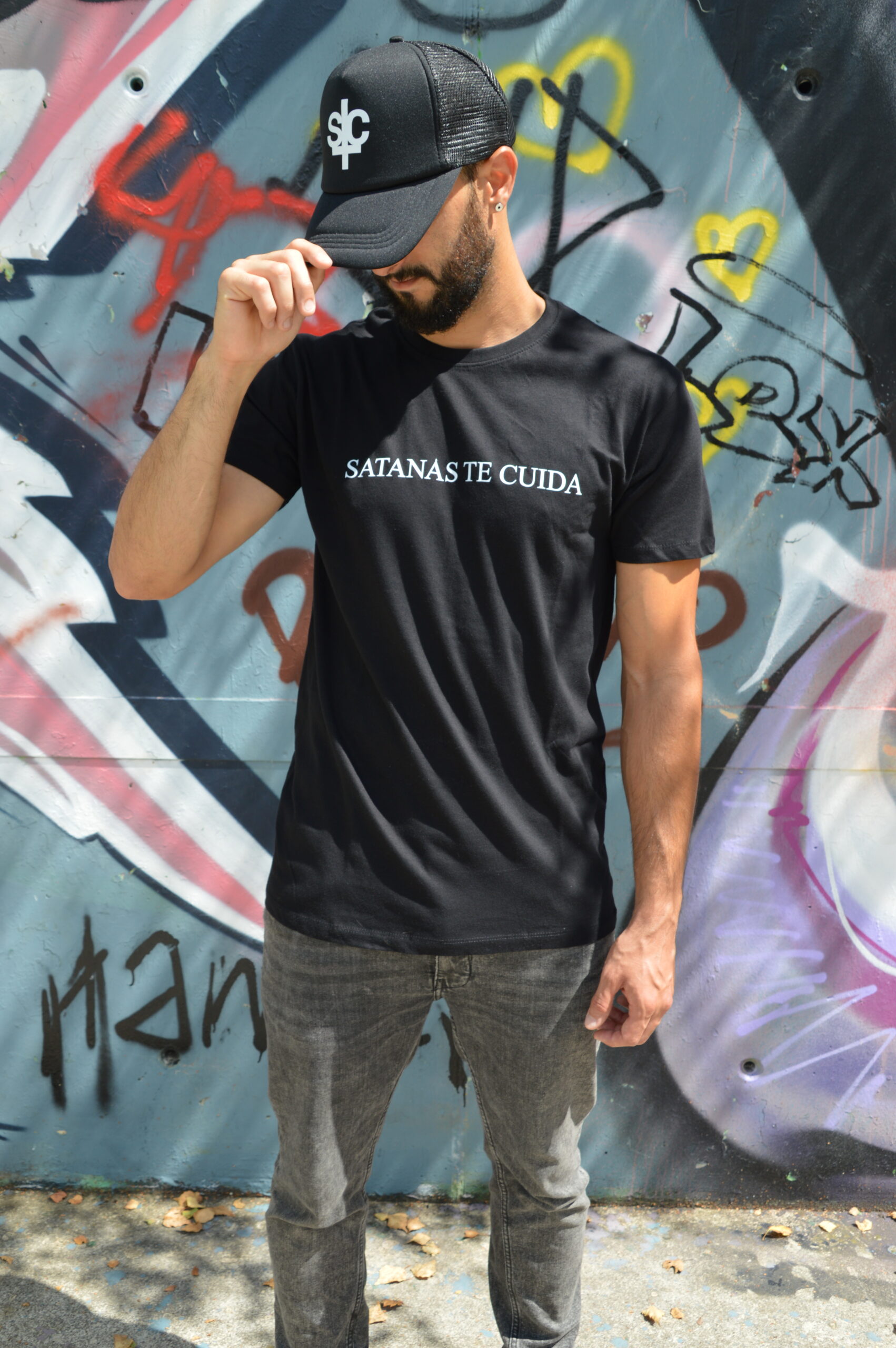 Camiseta manga corta con mensaje: Satanas Te Cuida en linea en el pecho - Imagen 7
