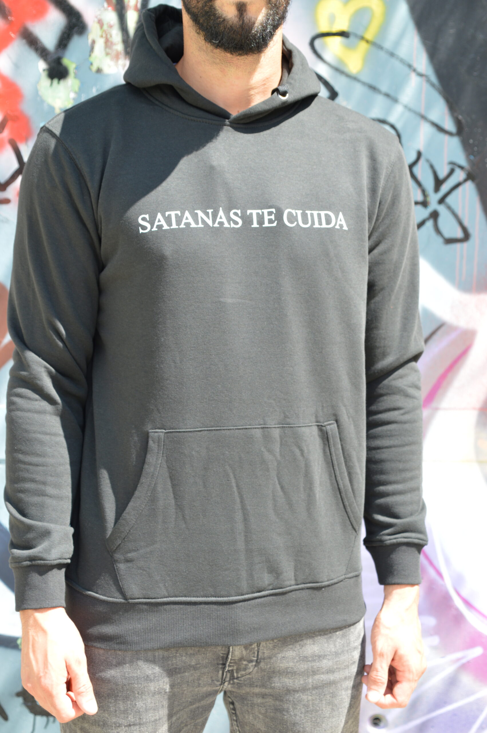 Sudadera con capucha con mensaje: Satanas Te Cuida en linea en el pecho - Imagen 5