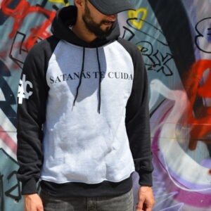 Sudadera negra y gris con capucha con mensaje: Satanás Te Cuida en el pecho, logo pequeño en el brazo