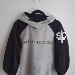 Sudadera negra y gris con capucha con mensaje: Satanás Te Cuida en el pecho, logo pequeño en el brazo izquierdo y grande en la espalda