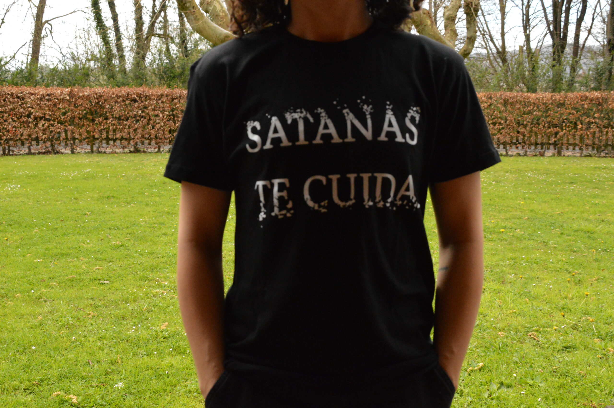 Camiseta manga corta con mensaje: Satanás te cuida desgastado en el pecho - Imagen 4